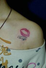 Meisje's skouder moade lipprints tatoeëringpatroon