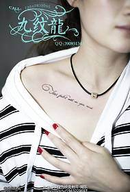 Modello di tatuaggio di piccolo personaggio sulla spalla