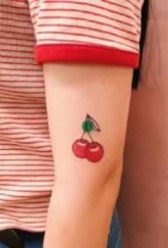 Tattoo i vogël i grupit të lezetshëm të frutave të tatuazheve të minimalistëve fruta