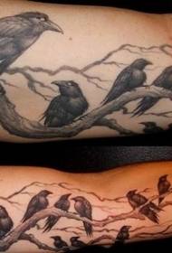 Arm kraai zittend op boom tattoo patroon