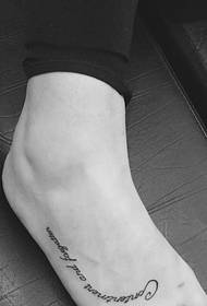 Pequeños tatuajes ingleses frescos en varias partes diferentes