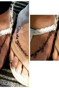 Tatuaggio di carattere sulla caviglia