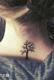 Patrón de tatuaje de tótem de árbol negro trasero