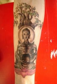 Hladný Buddha tetovanie pod stromom