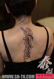 Smukke og populære blomsteralfabet tatoveringsmønster på bagsiden af pigen