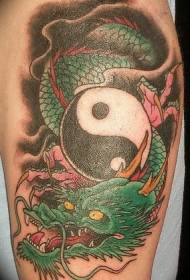 yin kaj yang klaĉoj kun ŝablono de tatuaje de verda drako