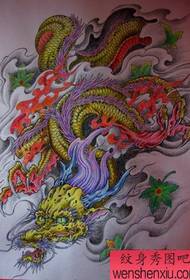 Ang sumbanan sa tattoo sa dragon: bug-os nga likod Ang kolor nga siga sa dragon nga parisan sa litrato nga tattoo sa litrato