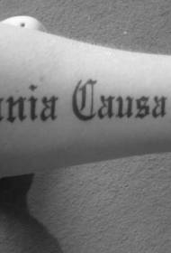 arm zwarte letter bloem tattoo patroon