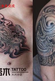 over tatoveringen til skulderdraken tatovering