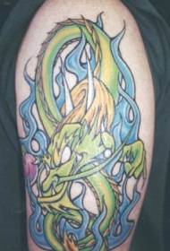 Drago verde e modello di tatuaggio fiamma blu