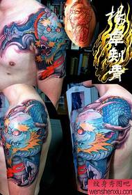 brazo masculino, dominante, tatuaxe, dragón, fresco