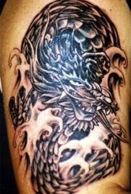 Black Dragon Tattoo Model në një stuhi dëbore 148336 @ Personaliteti Flying Dragon Tattoo Model i Zi