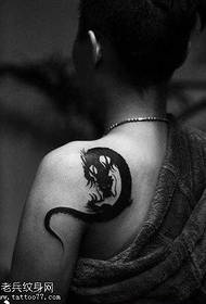 un patrón de tatuaxe de dragón con bo aspecto no ombreiro