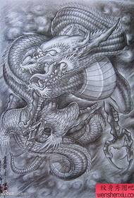 властная холодная черная серая рукопись с татуировкой дракона
