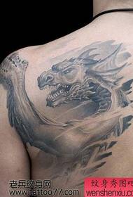 хладан повратак европског и америчког узорка тетоваже змаја