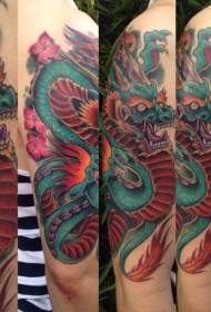 Braccio dipinto a colori fantasia drago e fiore rosa modello tatuaggio