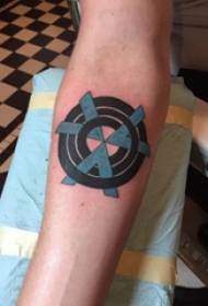 Jungen Arme gemalt geometrische Linien kreative Symbole Tattoo Bilder