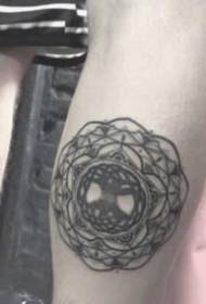 un conjunt de tatuatges de patrons de símbols de punyal al braç