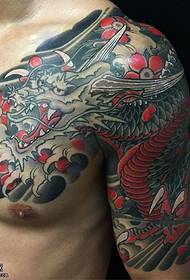 На плячы традыцыйны малюнак татуіроўкі дракона