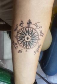 mannelijke arm op zwarte steek geometrische lijntekst en creatieve symbool tattoo foto