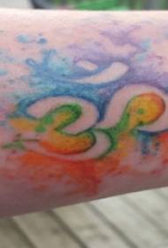 Le bras du garçon peint sur l'image de tatouage symbole de la ligne abstraite d'encre