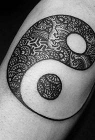 Nigra yin kaj yang gossip simbolo kun ornama flora procezo tatuaje ŝablono