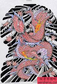 imatge completa del tatuatge de fulles d'auró a l'esquena del drac