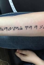 braccio della ragazza sulla linea astratta di personalità nera immagine creativa del tatuaggio di simbolo