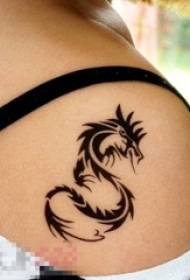 dievča späť čierna čiara skica kreatívne tetovanie draka totem