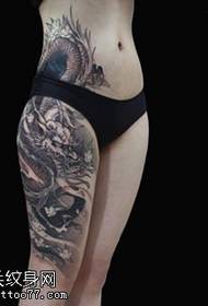 patrún tattoo clasaiceach Dragon ar an gcliath