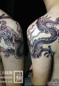 мушко раме је цоол црно-бели узорак тетоважа змаја 148884 - врло цоол црно-бели узорак тетоважа змаја