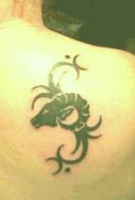 Späť Kozorožec kmeňový symbol čierne tetovanie vzor