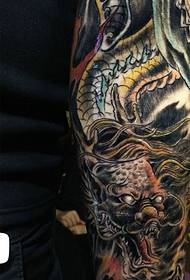 feroce motivo tradizionale del tatuaggio del drago di colore