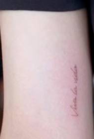 una serie di speciali tatuaggi minimalisti con lettere minuscole