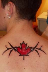 कॅनडाच्या मागे पुरुष आदिवासी टॅटूचे प्रतीक आहेत