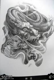 rekommenderar ett traditionellt dragon tattoo-mönster