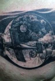 mellkas érdekes fekete yin és yang szimbólum kombinálva a régi repülőgép tetoválás mintával