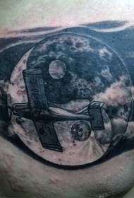 brusto interesa nigra yin kaj yang simbolo kombinita kun malnova aviadilo tatuaje ŝablono