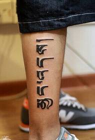 Man's kalf mode Sanskriet-tatoeage