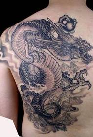 uzorak tetovaže zmaja na pola leđa