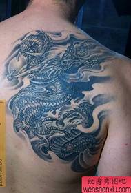 patrón de tatuaje de dragón de espalda favorito masculino