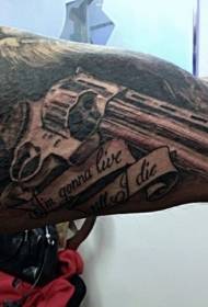 большая рука внутри черного серого пистолета с татуировкой в виде буквы