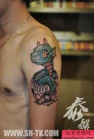 modello maschio del tatuaggio del piccolo dinosauro del fumetto sveglio del braccio maschio