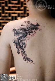 Patrón de tatuaje de dragón de tinta de hombro