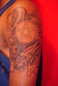 Arm musta harmaa lohikäärme ja Pentagram-tatuointikuvio