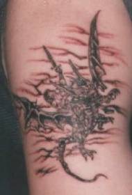 vitez zmaj na rukama u nebu uzorak tetovaža