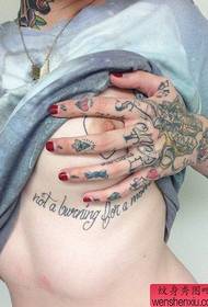 Krása ženy pocit práce na hrudi tetování