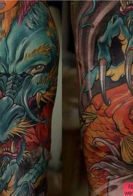 il tatuaggio del veterano ha raccomandato un'immagine tradizionale del tatuaggio della testa del drago