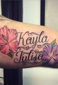 рука кольоровий квітка гібіскуса з візерунком татуювання англійського алфавіту