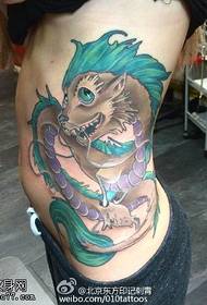 Het meten van de taille van het kleine kleurrijke drakentattoopatroon